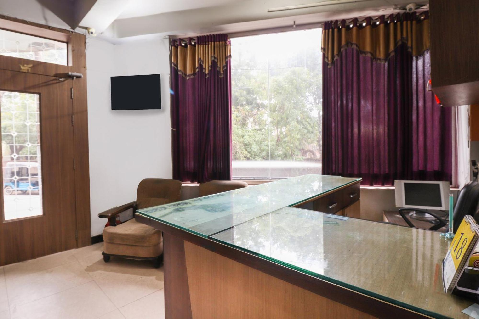 Oyo 69402 Yogeshwar Dhaam Hotel Vrindāvan Екстериор снимка