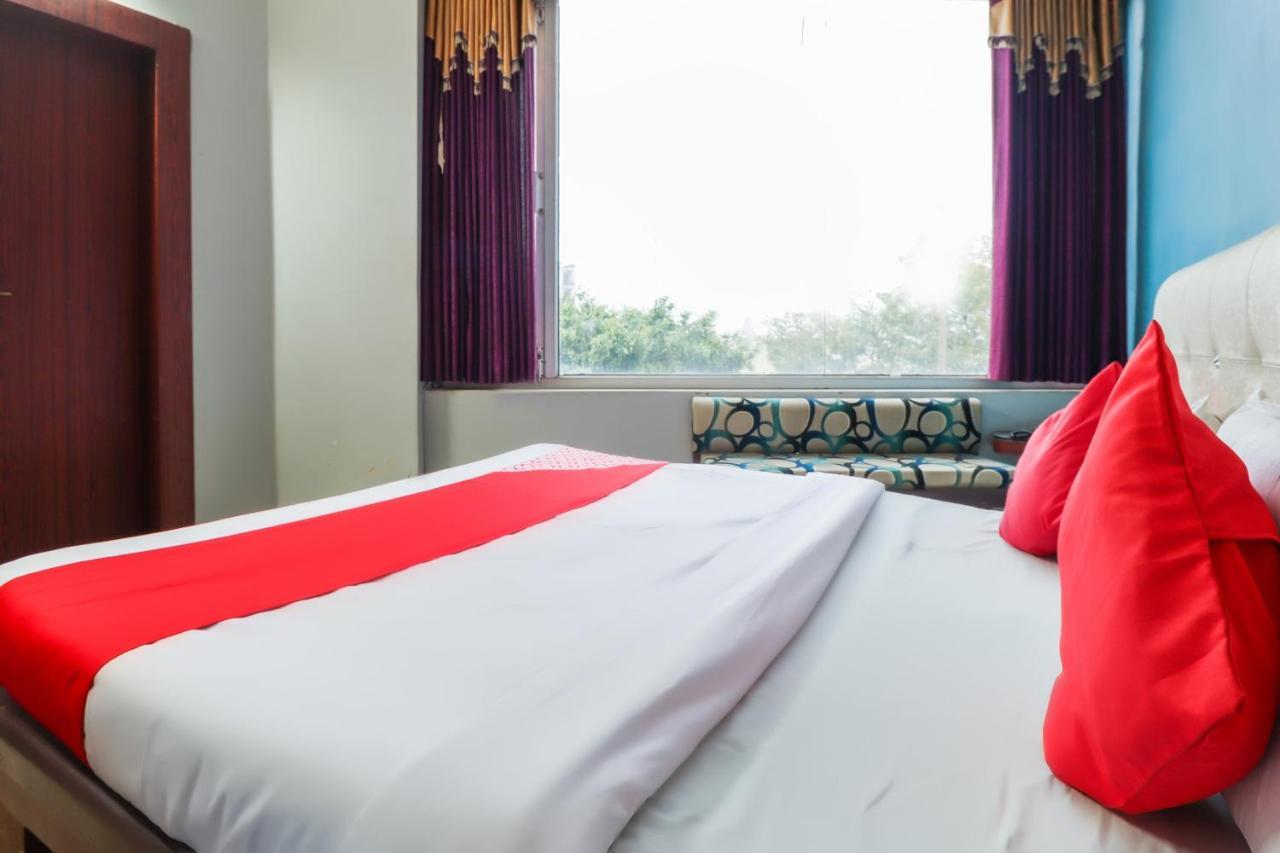 Oyo 69402 Yogeshwar Dhaam Hotel Vrindāvan Екстериор снимка